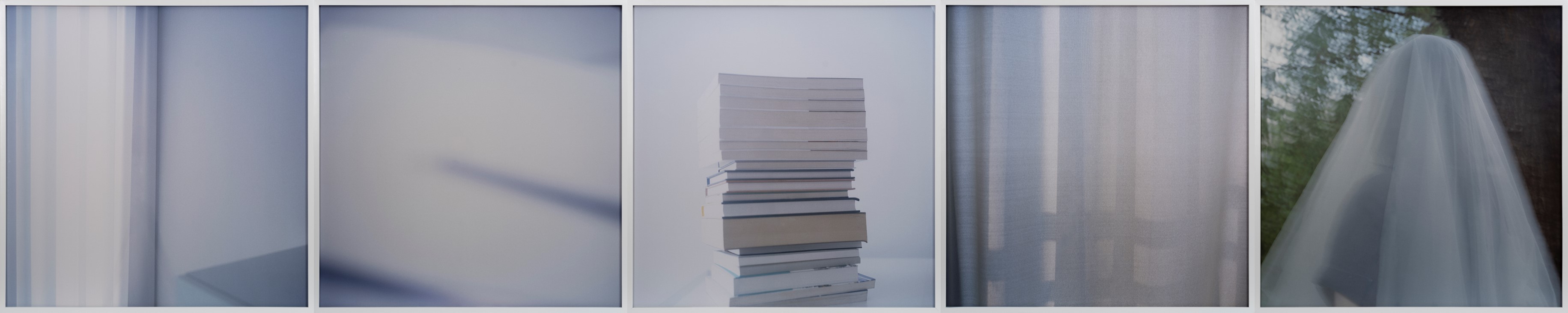 1. 익사의 밖  2. 선명해서 희미한 침윤 3. 읽을 수 없는 기억  4. 목소리 5. 오직 꿈속에 사는 사람