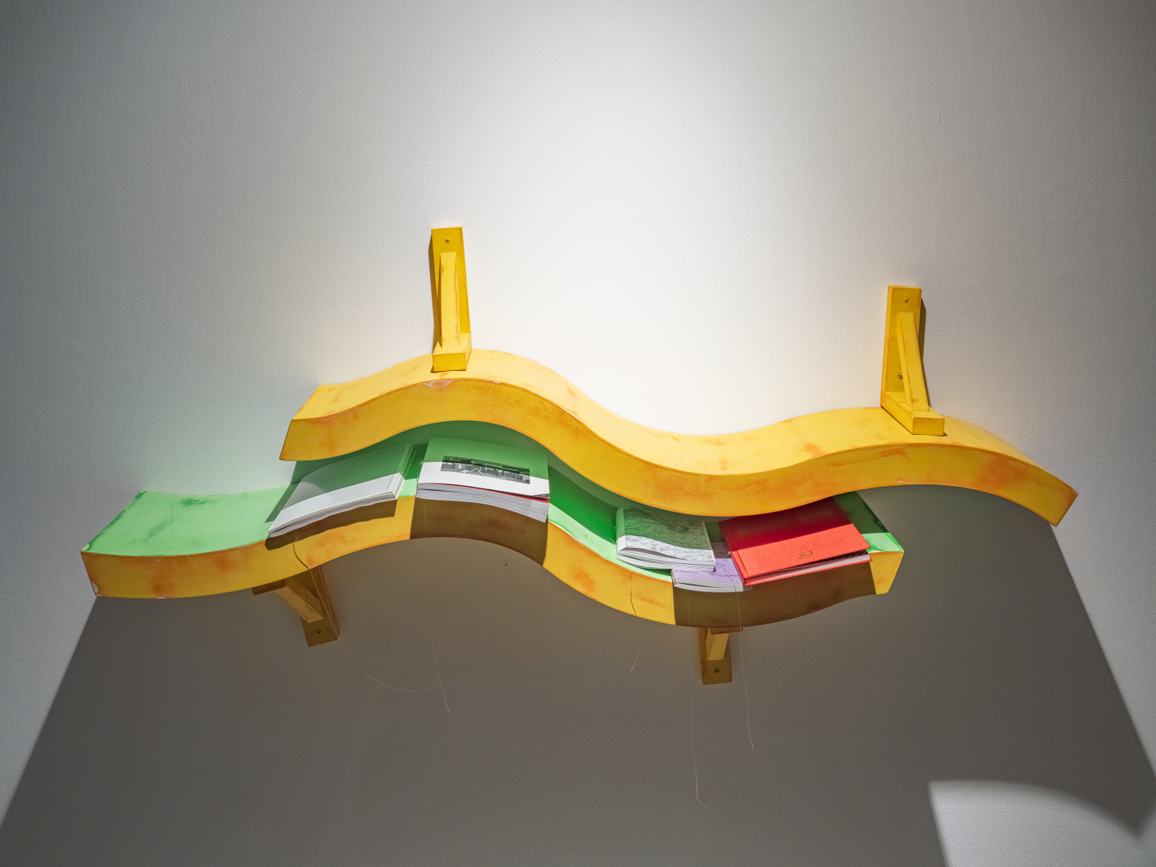  박길종, 샌드위치, 2023, MDF에 수성페인트, 나무, 80×150×30cm