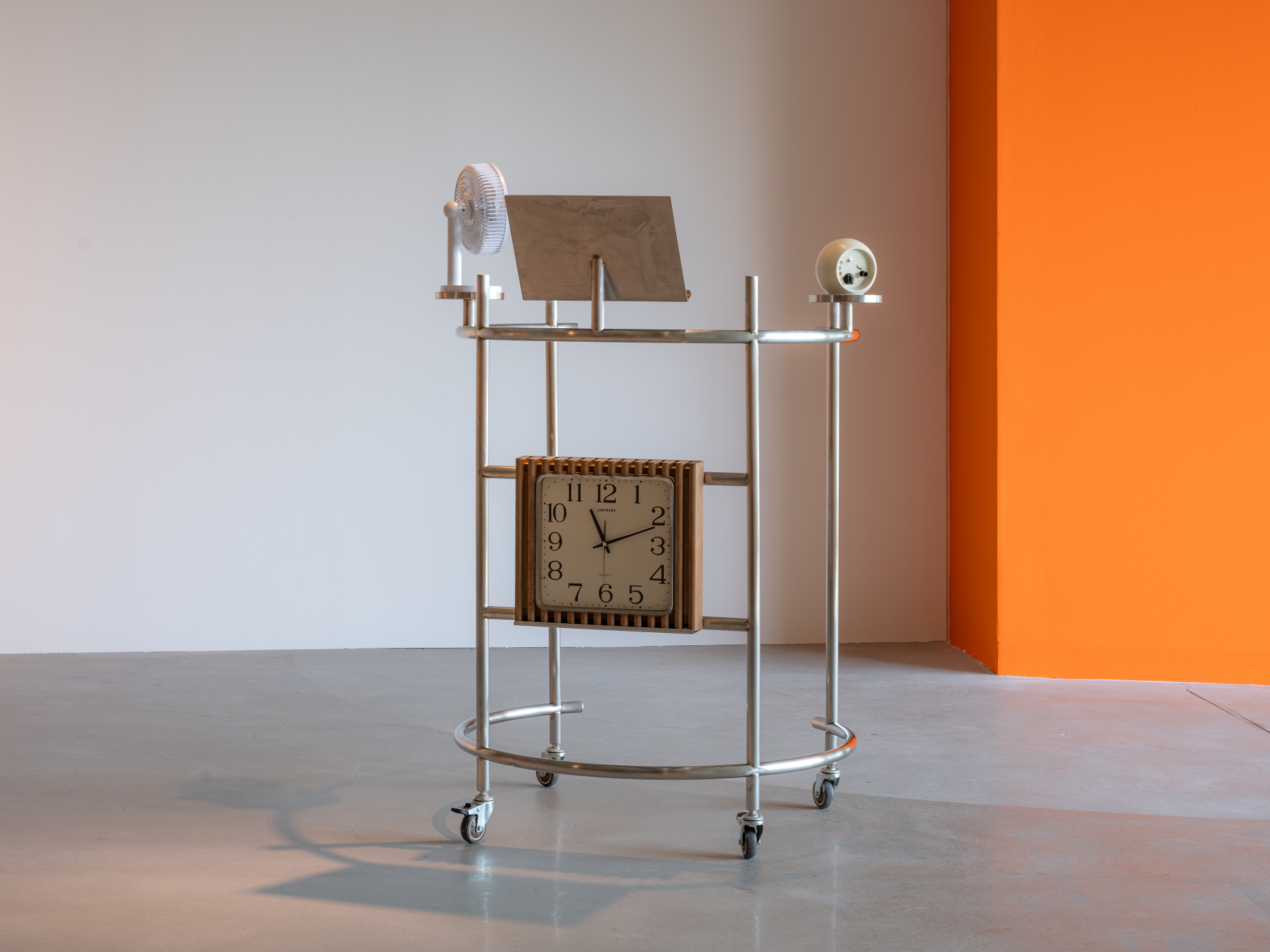  Kiljong Park, An exhibition walker, 2023, Stainless steel, electric fan, wall clock, alarms clock, paper, wheel, 126×94×80cm