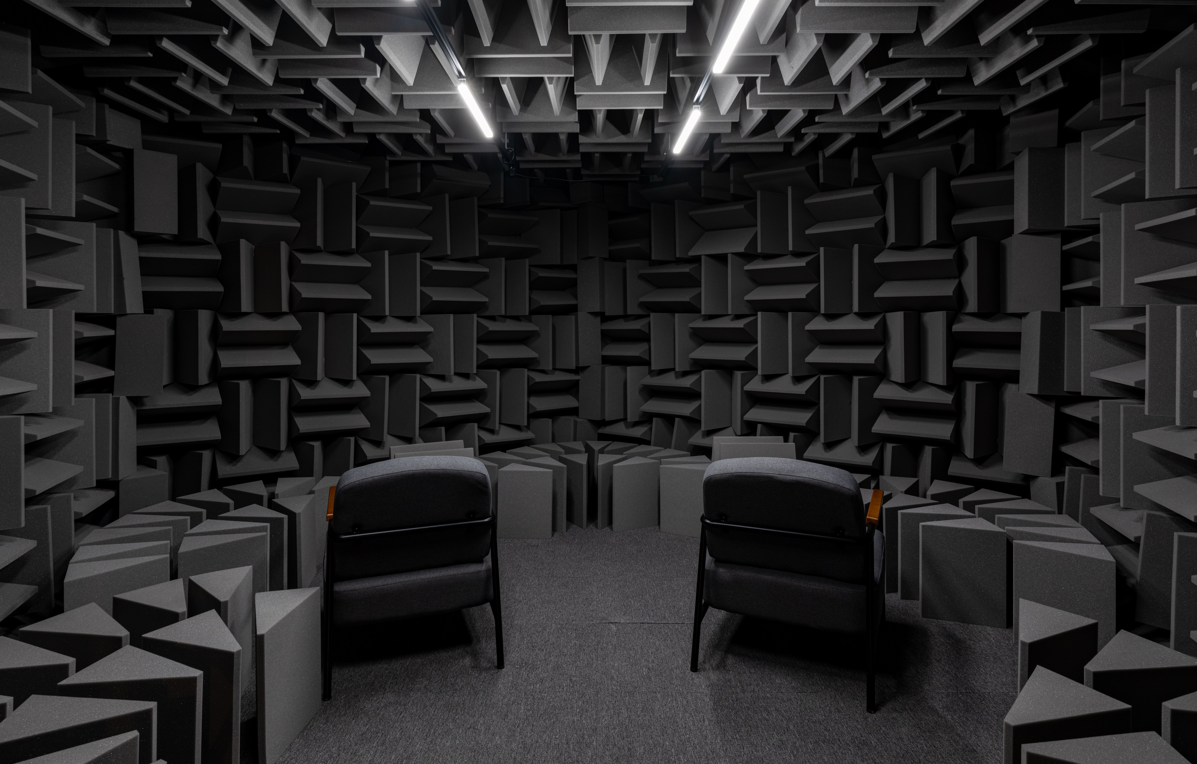 방성욱, <노동감각>, 2025, 오각형의 무향실, 가변크기 / 사진 : 스튜디오 수직수평