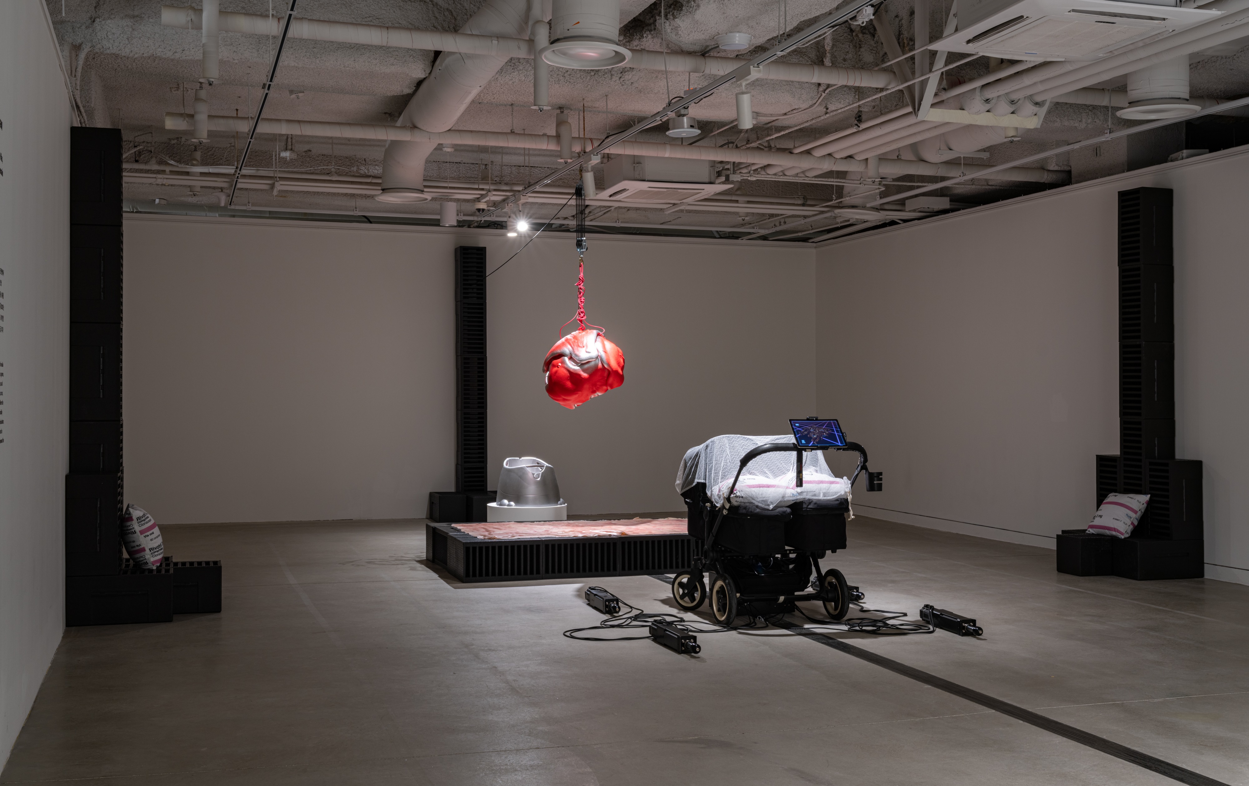 안성석, <우리는 미래를 포기하고 그 자리에 비관과 냉소를 채워 넣는다>, 2025, 모션 시뮬레이터, epp, 실리콘, 단채널 영상, 컬러, 사운드, 7분