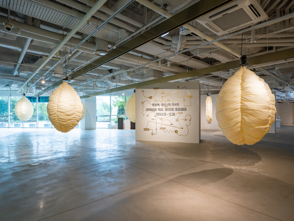 정찬민, 〈행동부피〉2023, 가공천, 팬모터, 모터제어 장치, 시트레터링, 각 300×90cm (6점) / 수원시립아트스페이스광교 《확장팩: 아티스틱 리서치》 전시 전경. 사진 스튜디오 수직수평 